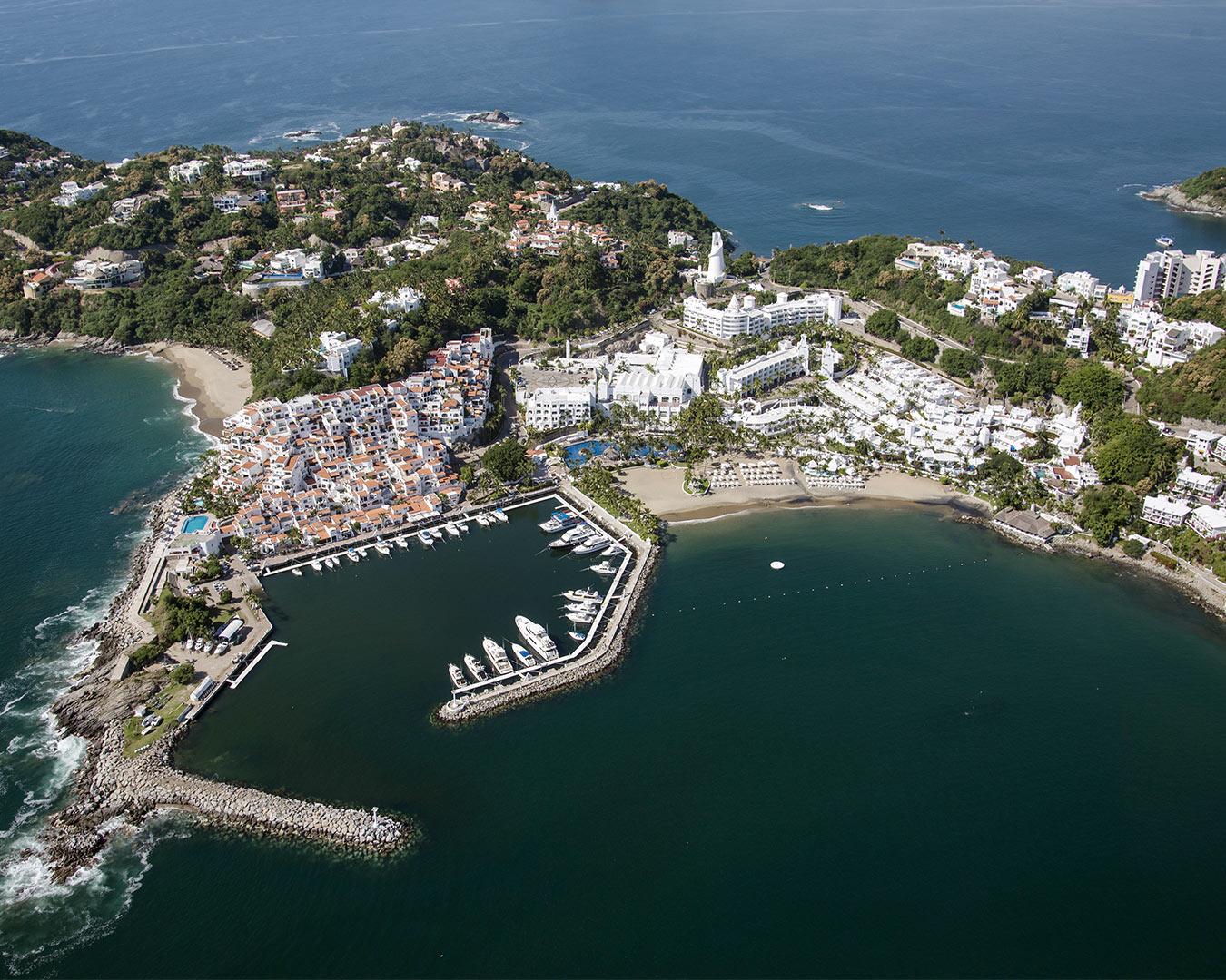 Las Hadas, Hotel icónico del puerto, conócelo, ya sea que te hospedes o visites su marina. Image