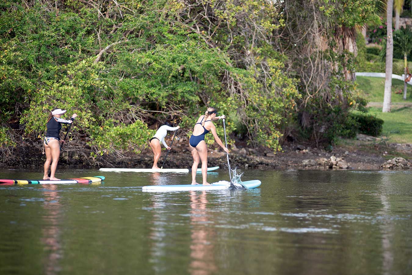 Practica Stand Up Paddle en La Bahía de Santiago y la laguna de Juluapan Image