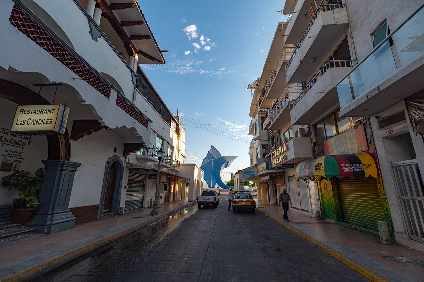 Centro histórico de Manzanillo y su monumental escultura del Pez Vela del artista Sebastián. Image