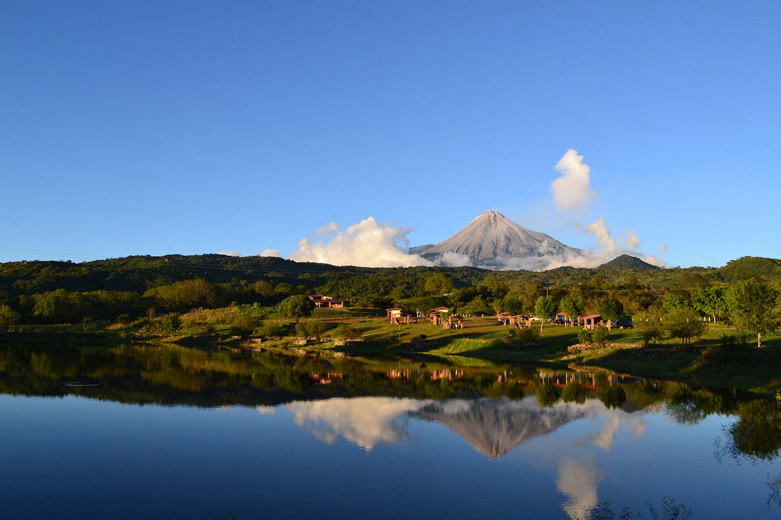 Vista de los volcanes desde la laguna El Naranjal Image