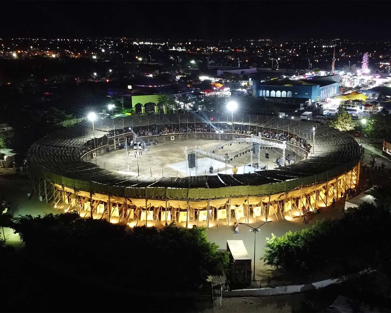 La petatera alberga durante el mes de Febrero, tanto eventos charrotaurinos como conciertos y bailes. Image