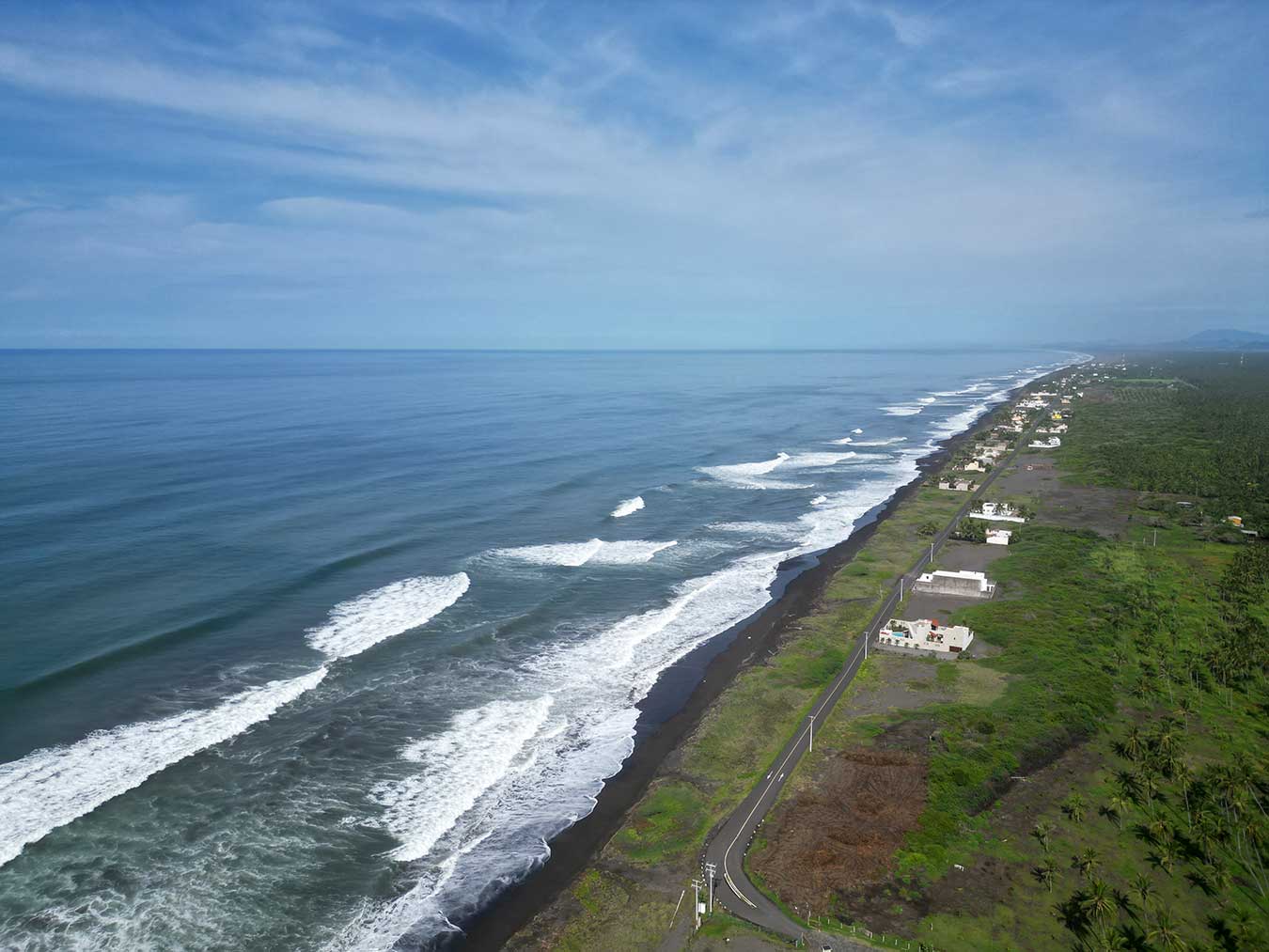 La playas de Armería están formadas de arena volcánica Image