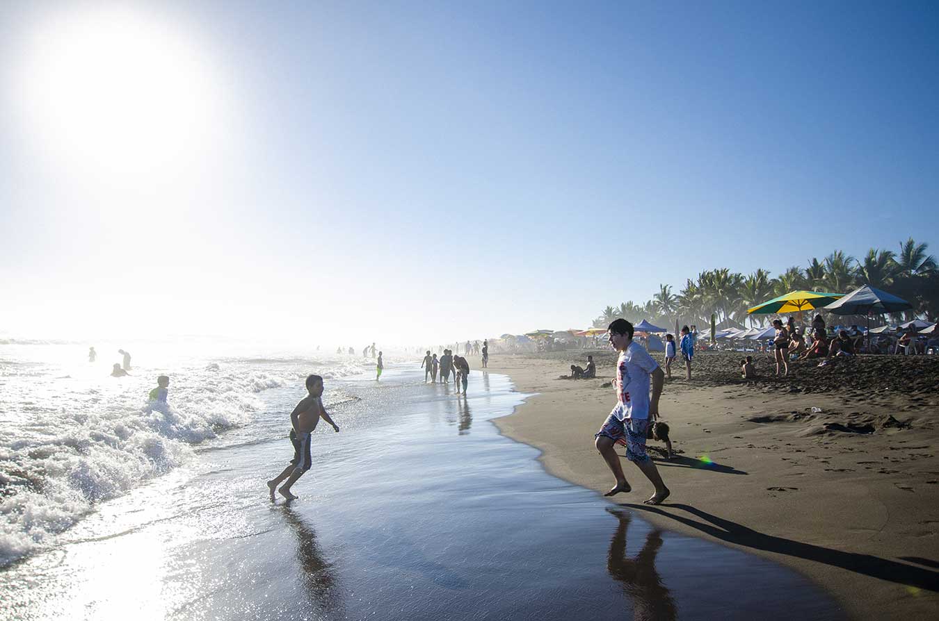 Las playas de Cuyutlán son garantía de diversión para toda la familia Image