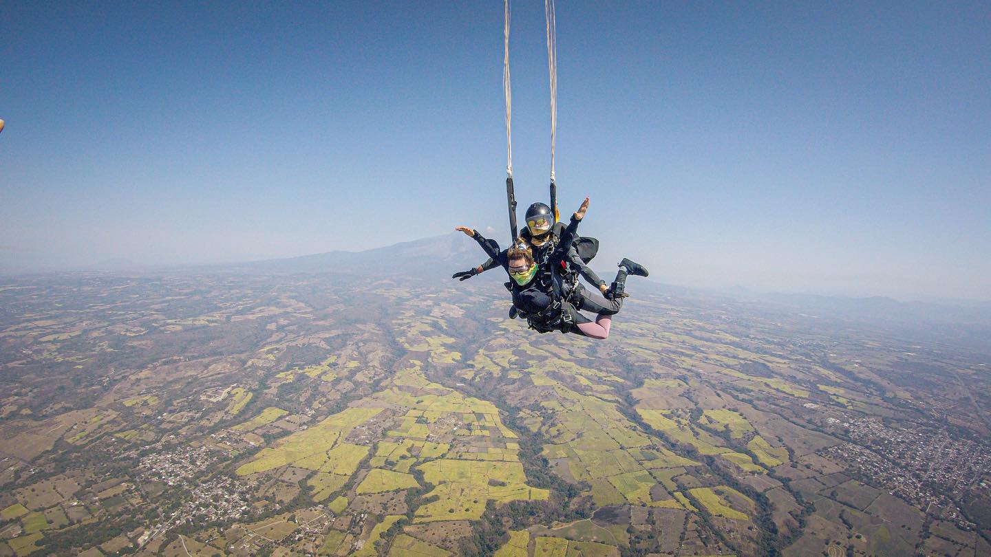 Lánzate en paracaídas o recorre las faldas del volcán en un globo aerostático con los amigos de Elévate. Image